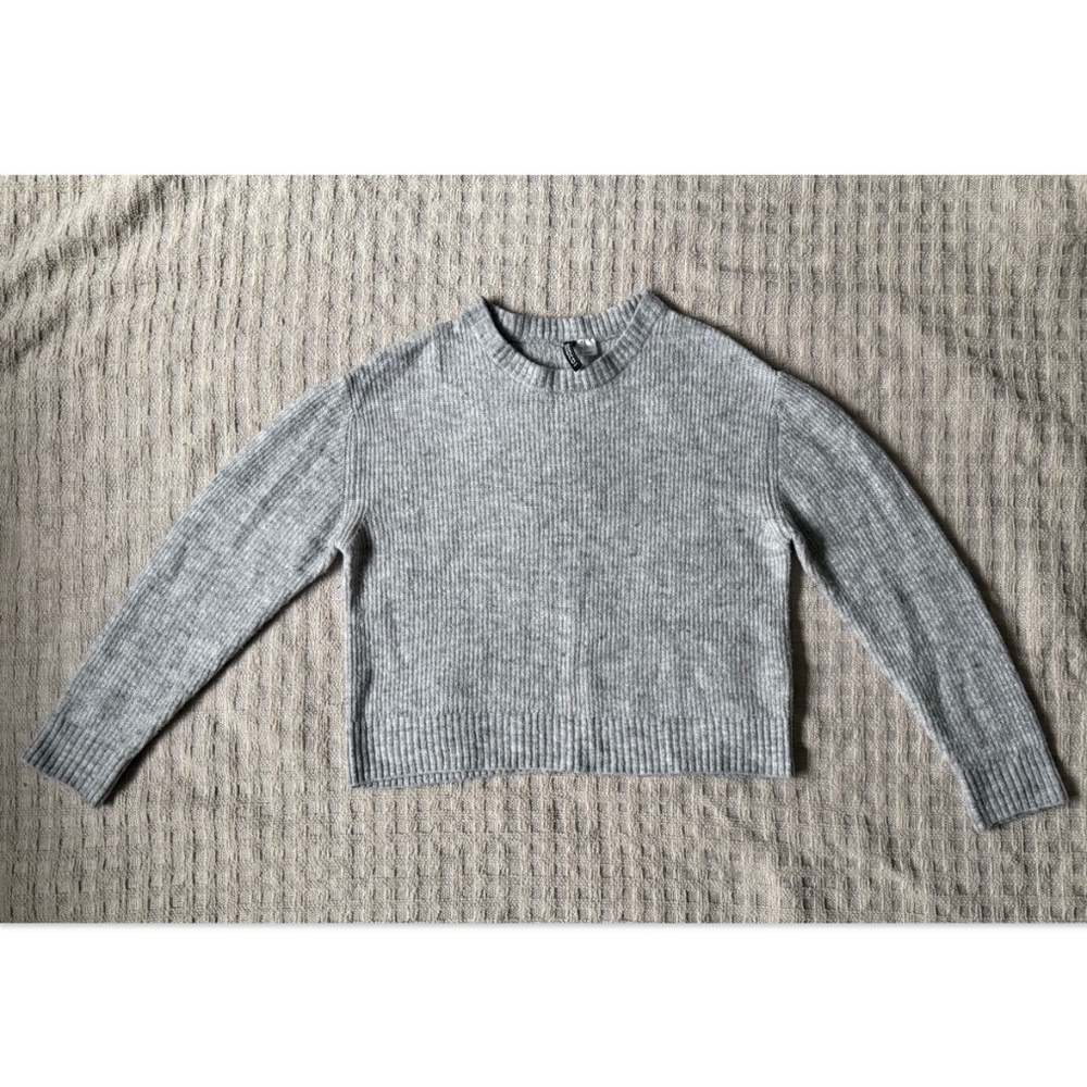 Cropped gray Knit Sweater, H&M, Women's size S Small, Long Sleeve, SMALL FLAW